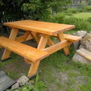 Стол цельный с лавками